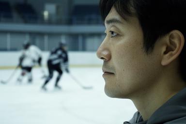 釧路のアイスアリーナで練習を見守る元選手の横顔